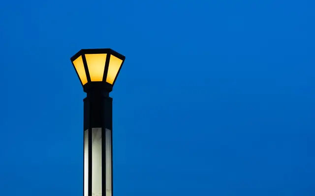 Professionelle Gartenleuchten mit homogener Lichtverteilung in einer modernen Landschafts- und Gehweggestaltung
